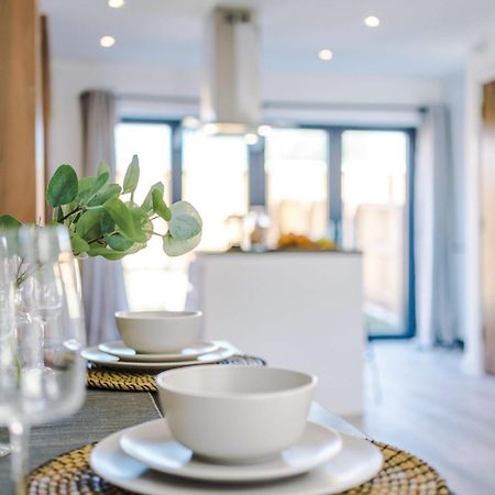 Rest&Recharge At Waterway House Villa แมนเชสเตอร์ ภายนอก รูปภาพ