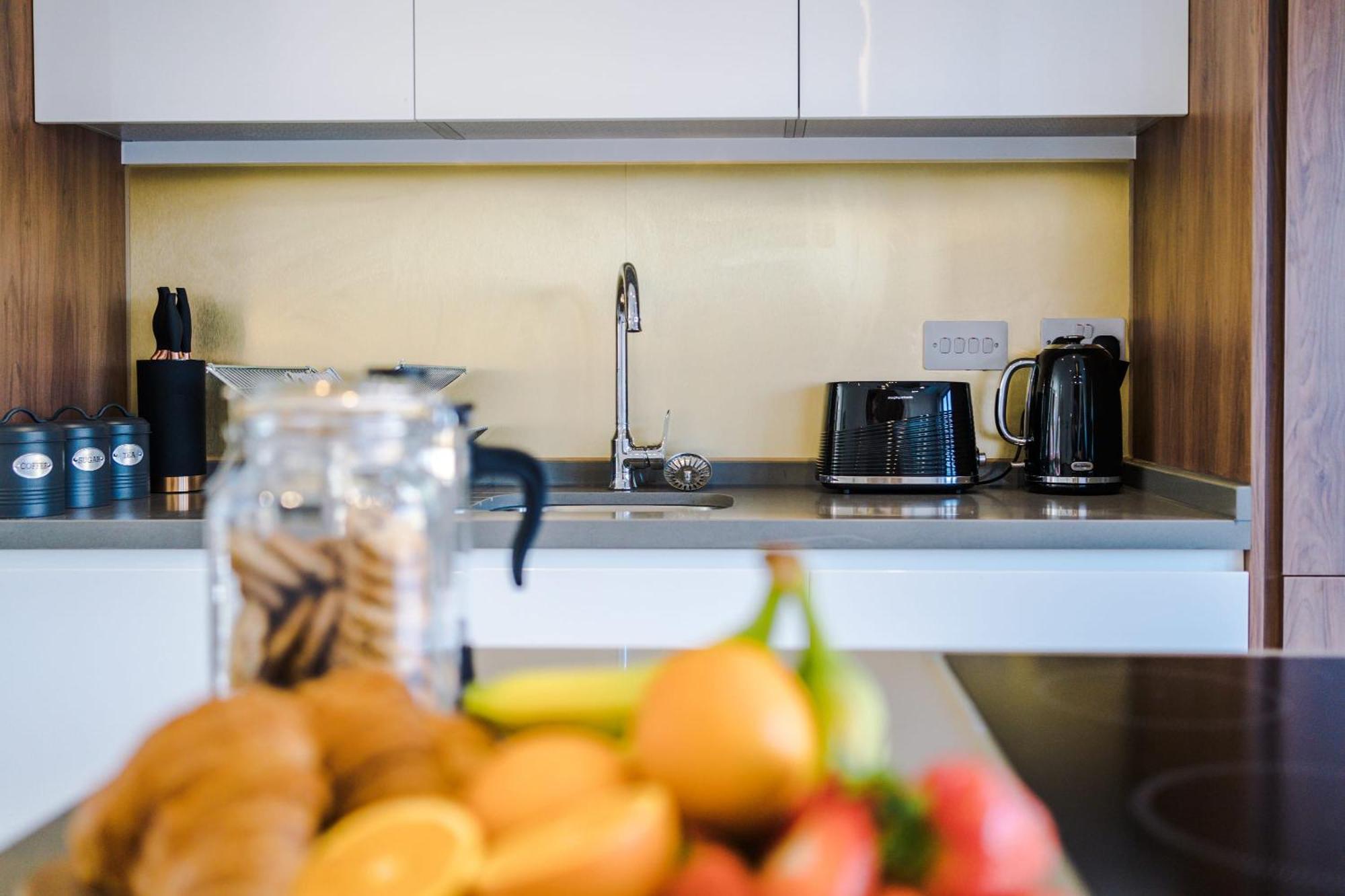 Rest&Recharge At Waterway House Villa แมนเชสเตอร์ ภายนอก รูปภาพ