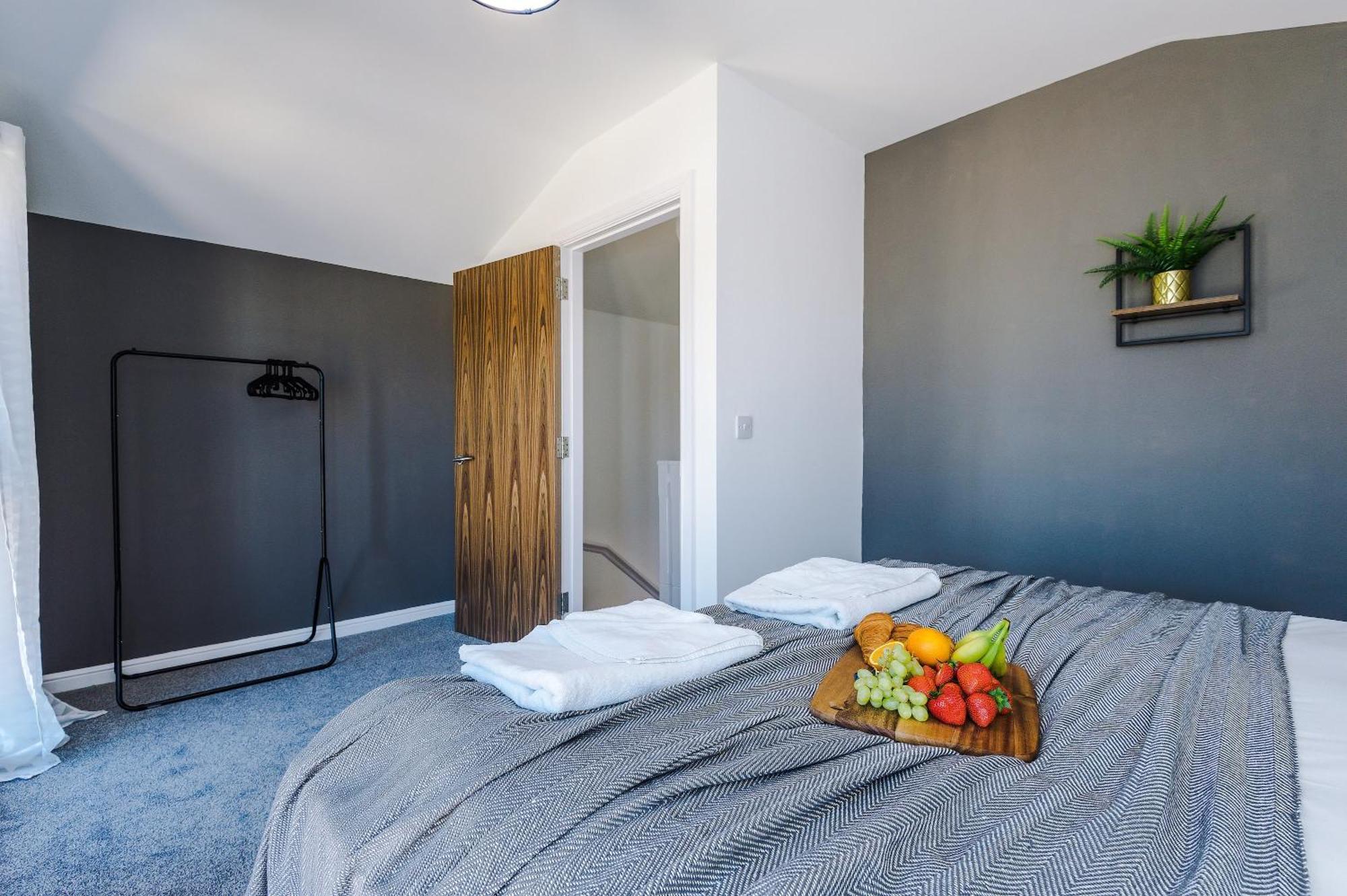 Rest&Recharge At Waterway House Villa แมนเชสเตอร์ ภายนอก รูปภาพ