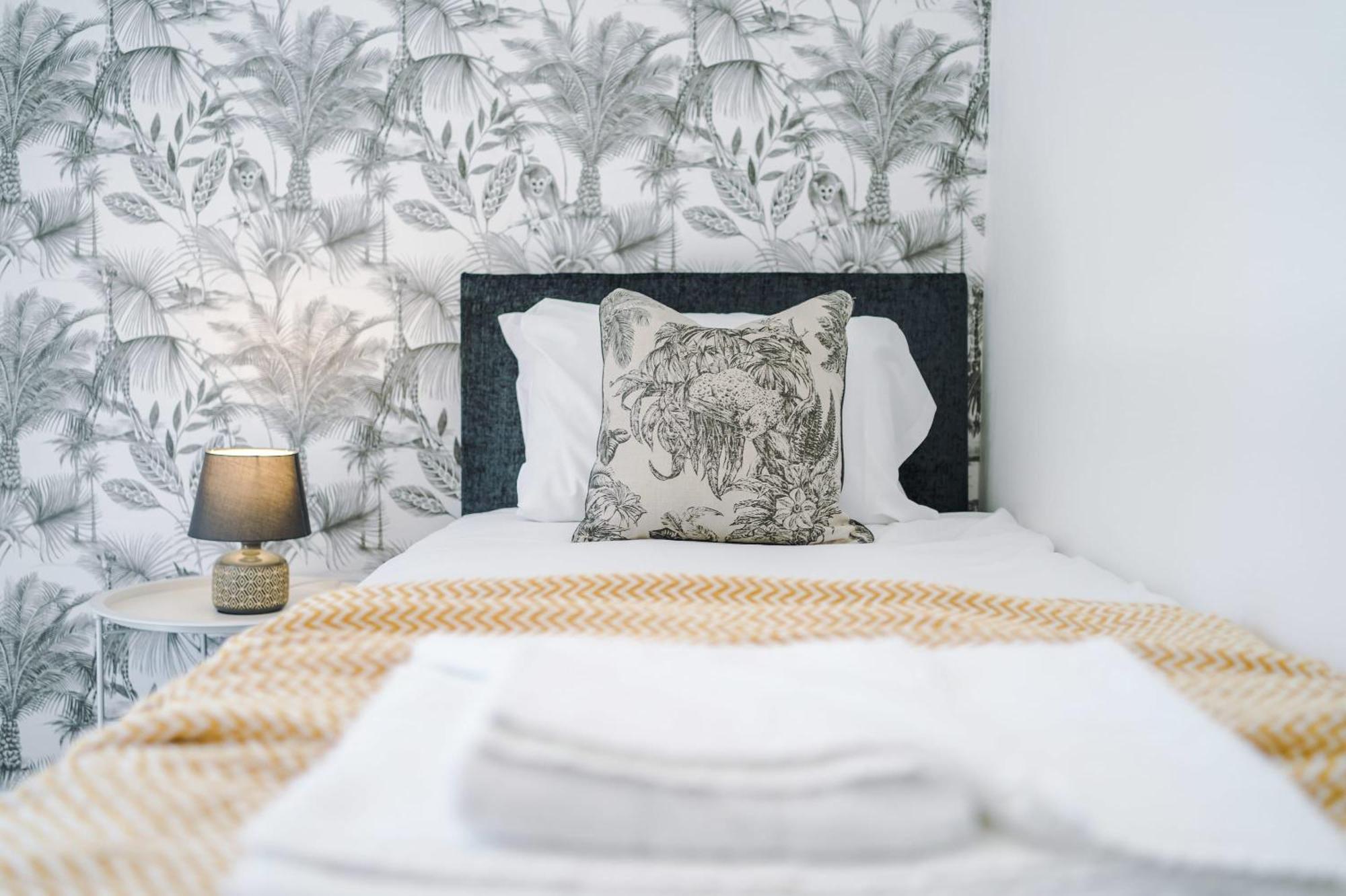 Rest&Recharge At Waterway House Villa แมนเชสเตอร์ ภายนอก รูปภาพ
